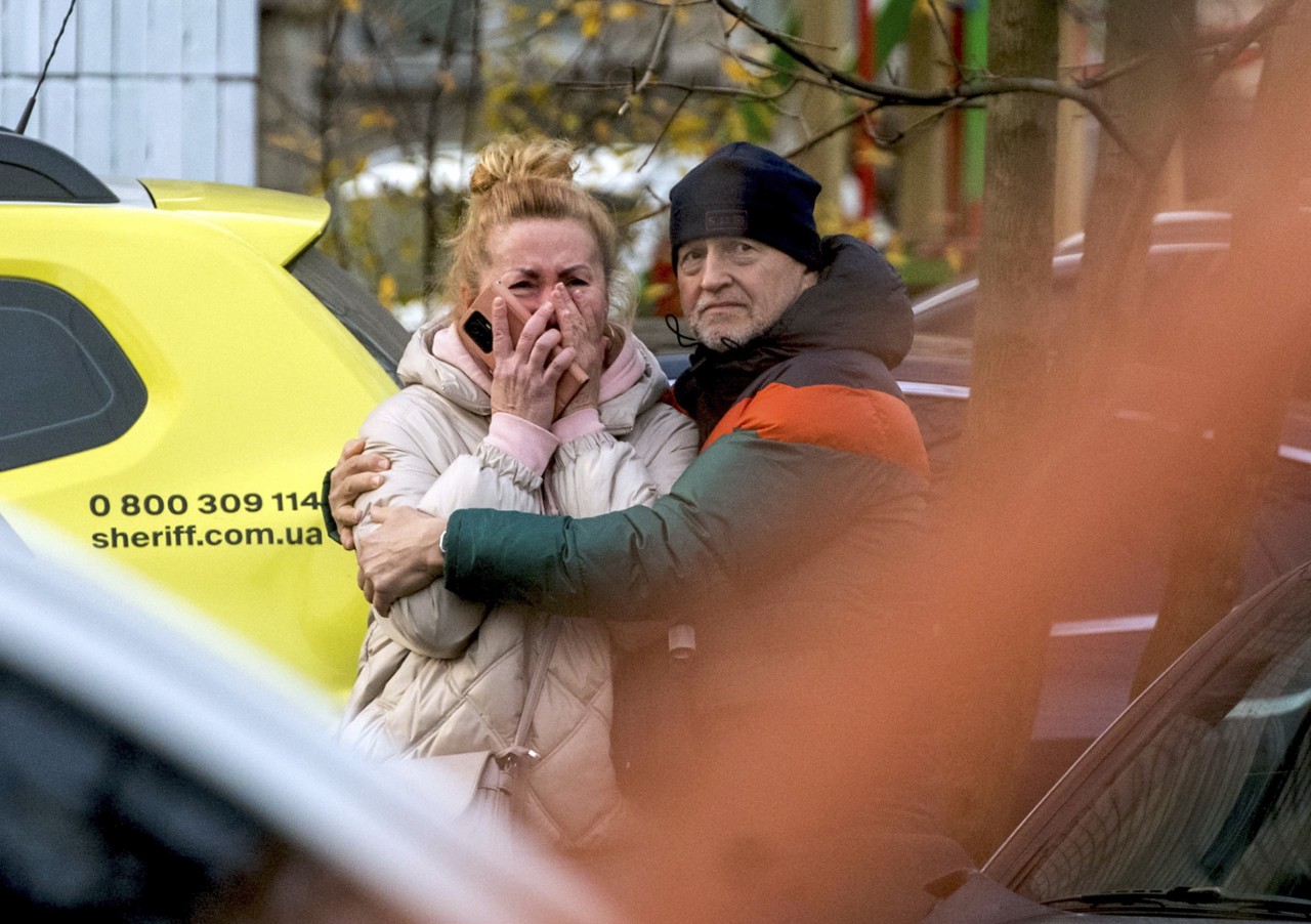 Vier doden en 29 gewonden bij grote aanval op Kyiv, op veel plekken in stad brand