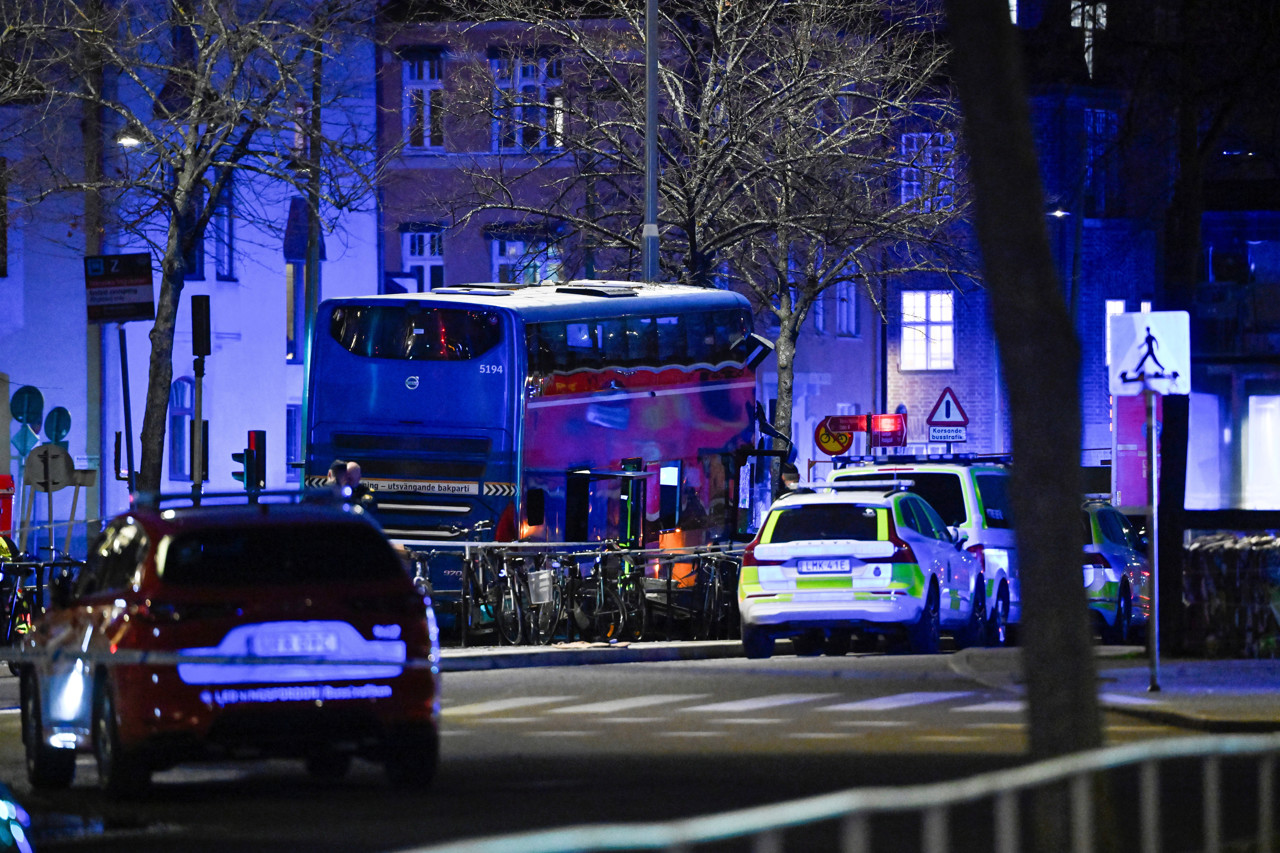 Bus in Stockholm ramt bushalte, drie doden en drie gewonden