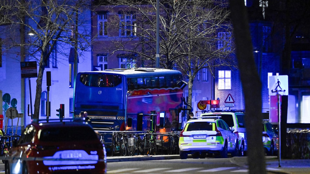 Bus in Stockholm ramt bushalte, drie doden en drie gewonden