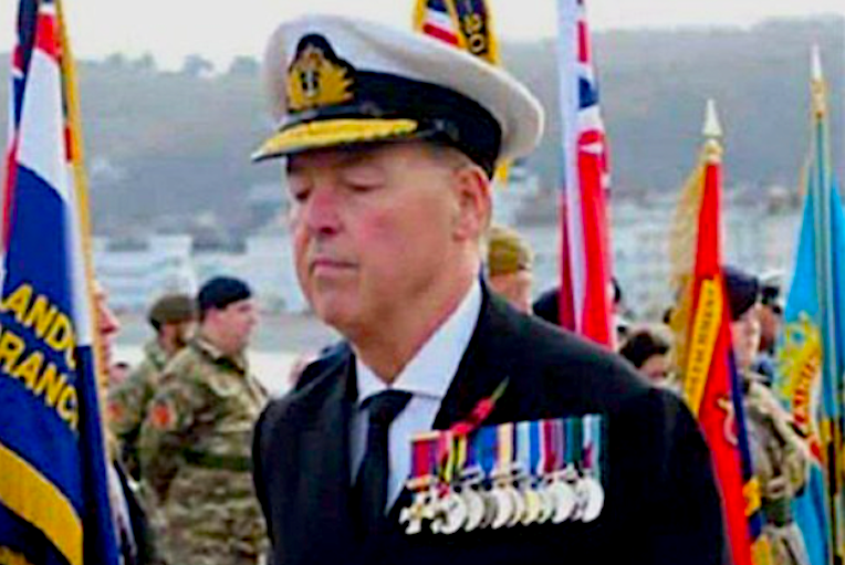 Nepadmiraal ontmaskerd na oorlogsherdenking in Wales