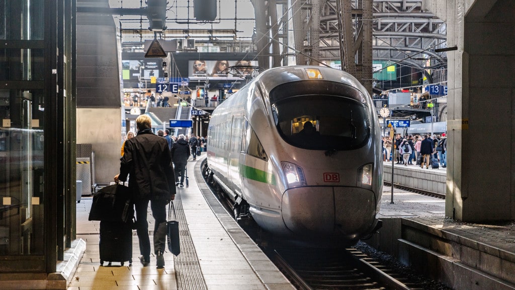 Man valt van perron en wordt overreden door trein, maar komt goed weg