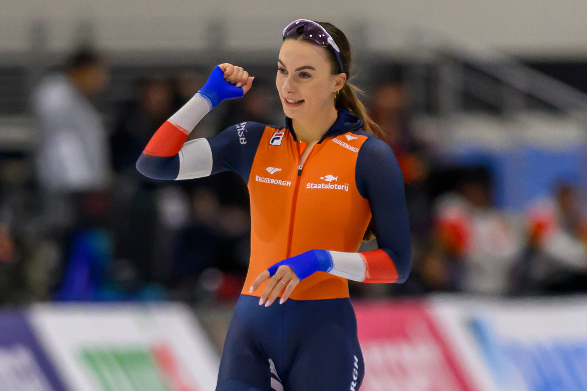 Femke Kok verbreekt met 36,09 wereldrecord op 500 meter schaatsen