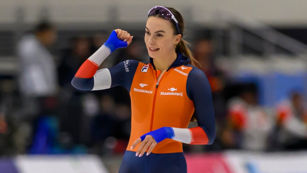 Femke Kok verbreekt met 36,09 wereldrecord op 500 meter schaatsen