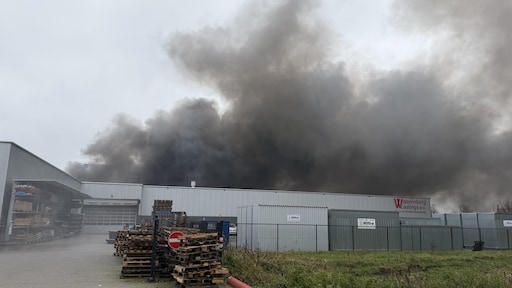 Heel veel rook bij brand in Barneveld, A30 plaatselijk gesloten