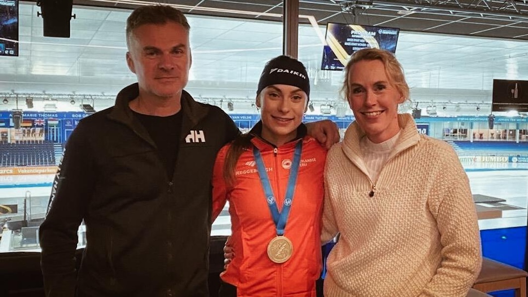 Vader beleeft wereldrecord Femke Kok vanaf de bank: 'Echt ongelooflijk'