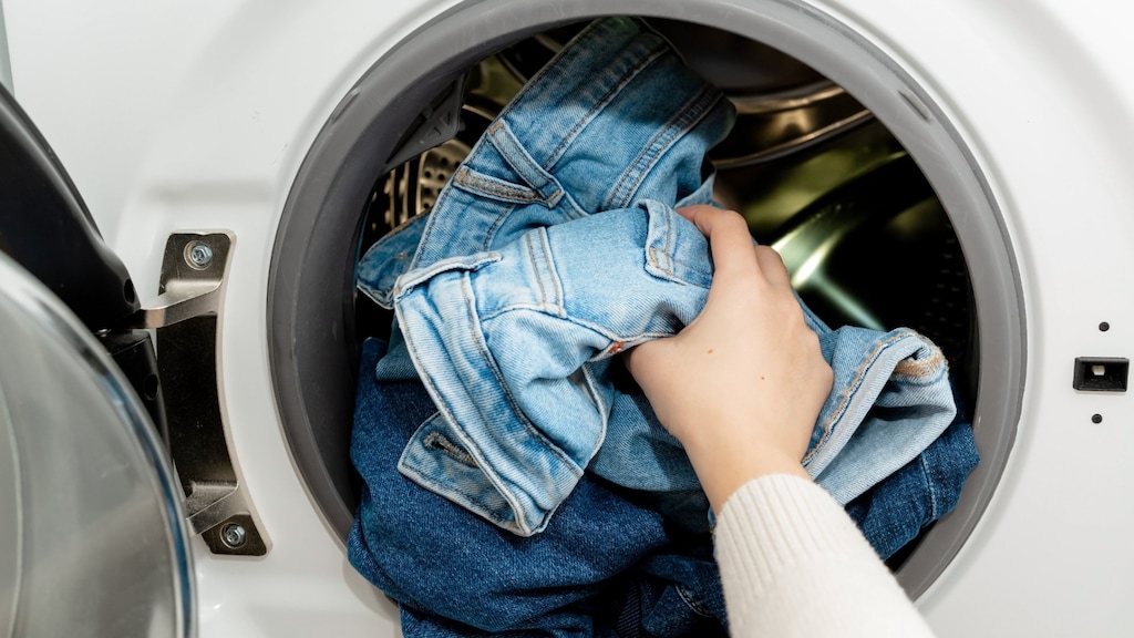 Feit of fabel: Mag je je spijkerbroek echt maar één keer per half jaar wassen?
