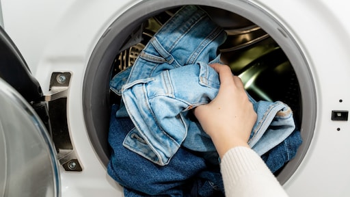 Feit of fabel: Mag je je spijkerbroek echt maar één keer per half jaar wassen?