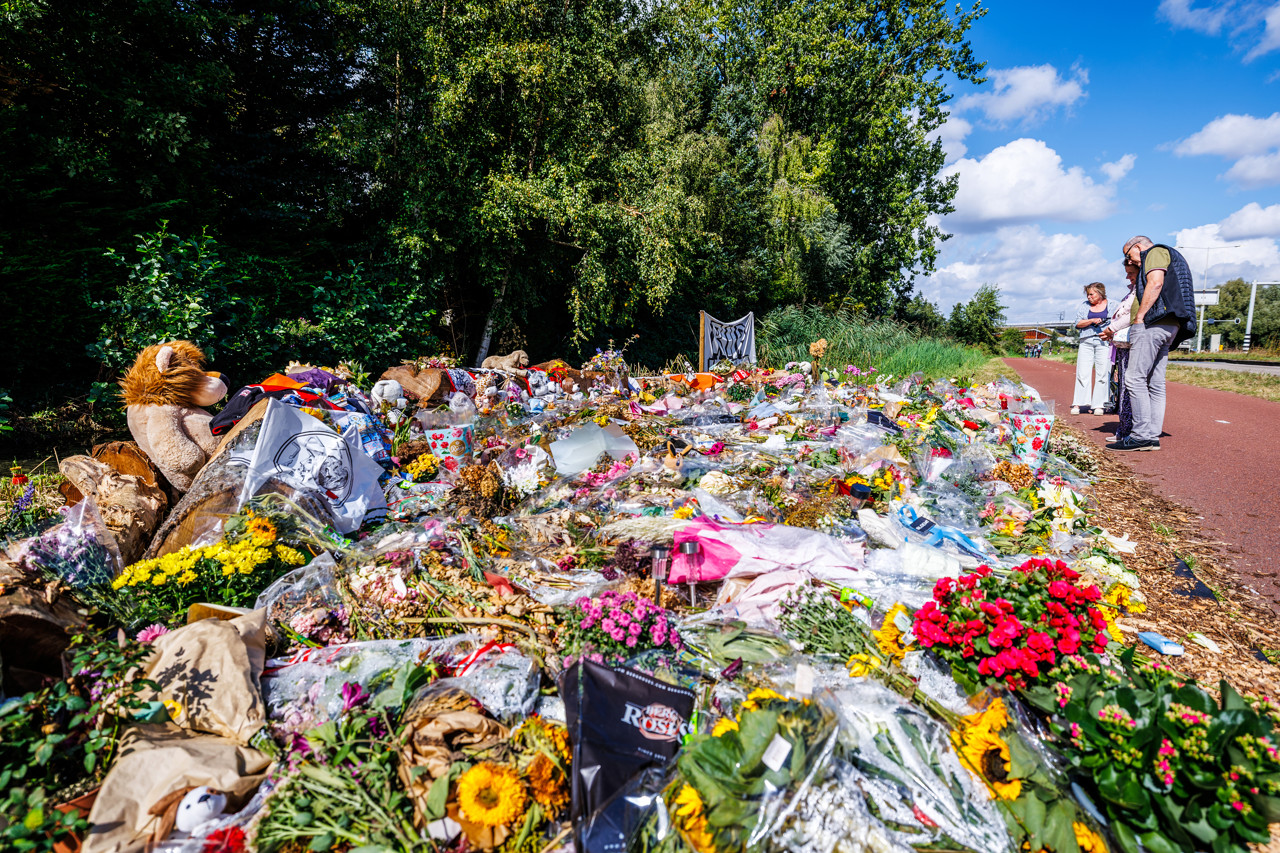 Een zee aan bloemen en knuffels langs de weg waar Lisa werd gevonden.