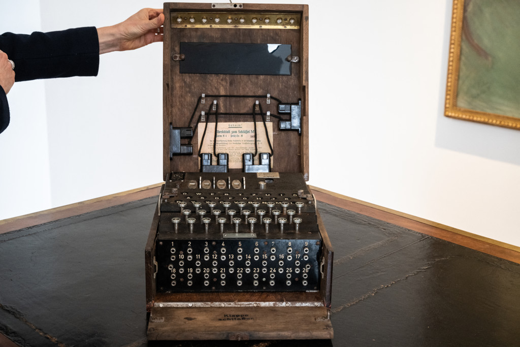 Zeldzame Enigma-machine geveild voor half miljoen