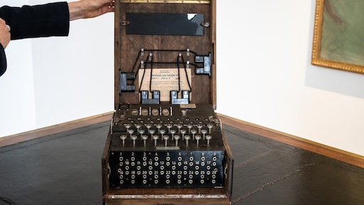 Zeldzame Enigma-machine geveild voor half miljoen