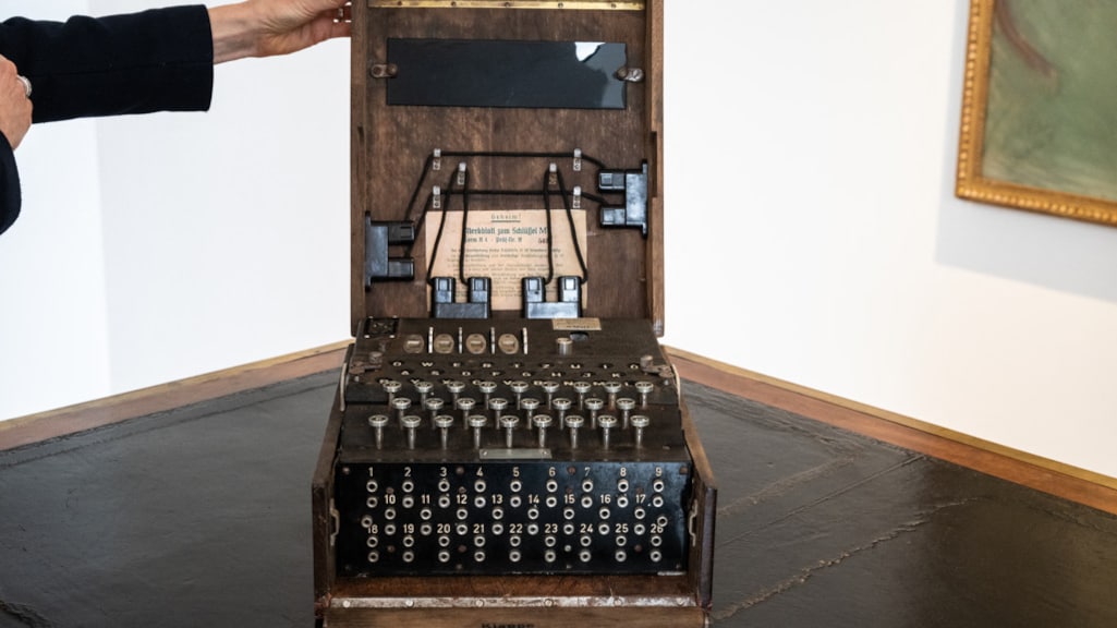 Zeldzame Enigma-machine geveild voor half miljoen