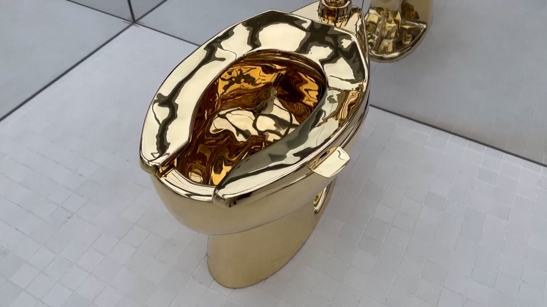 Volledig functioneel gouden toilet voor 12 miljoen dollar geveild