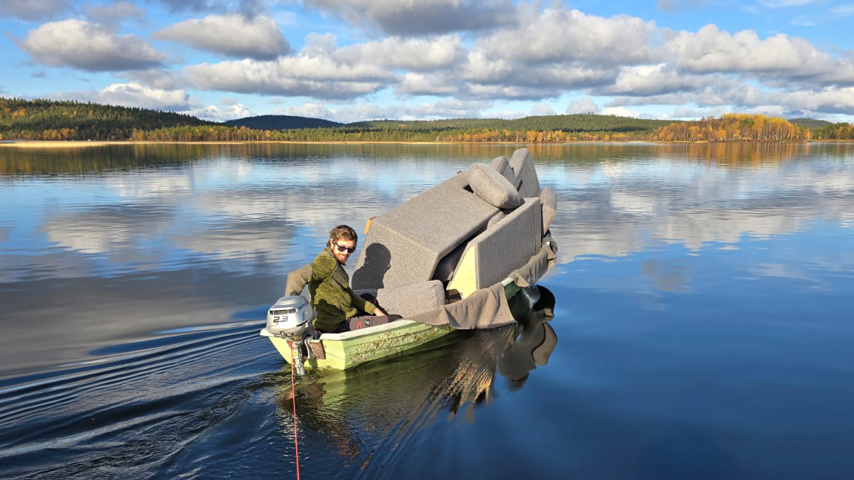Om bij zijn stuk land te komen heeft Björn in de zomer een boot nodig en in de winter een sneeuwscooter. Een bank verhuizen gebeurt dus per boot.