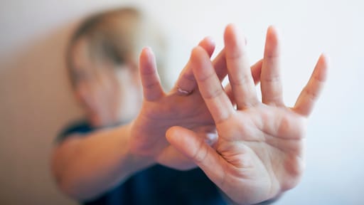 Chantal werd jarenlang dagelijks mishandeld door haar vriend: 'Hij dreigde m'n ouders te vermoorden'