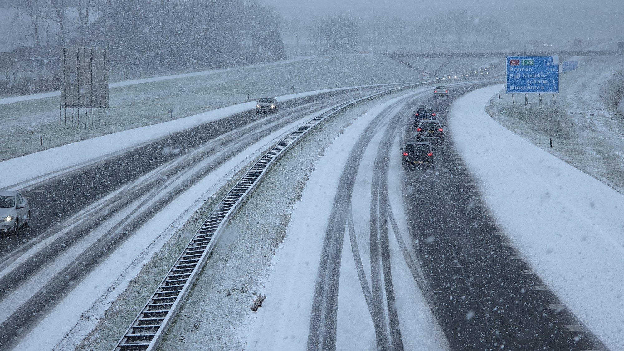 Wegen in Groningen kleuren wit, kans op winterse buien zondag groter