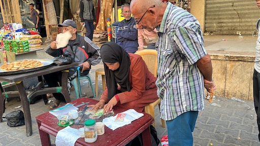 Rondkomen in Gaza: Manal repareert geld om haar kinderen te voeden