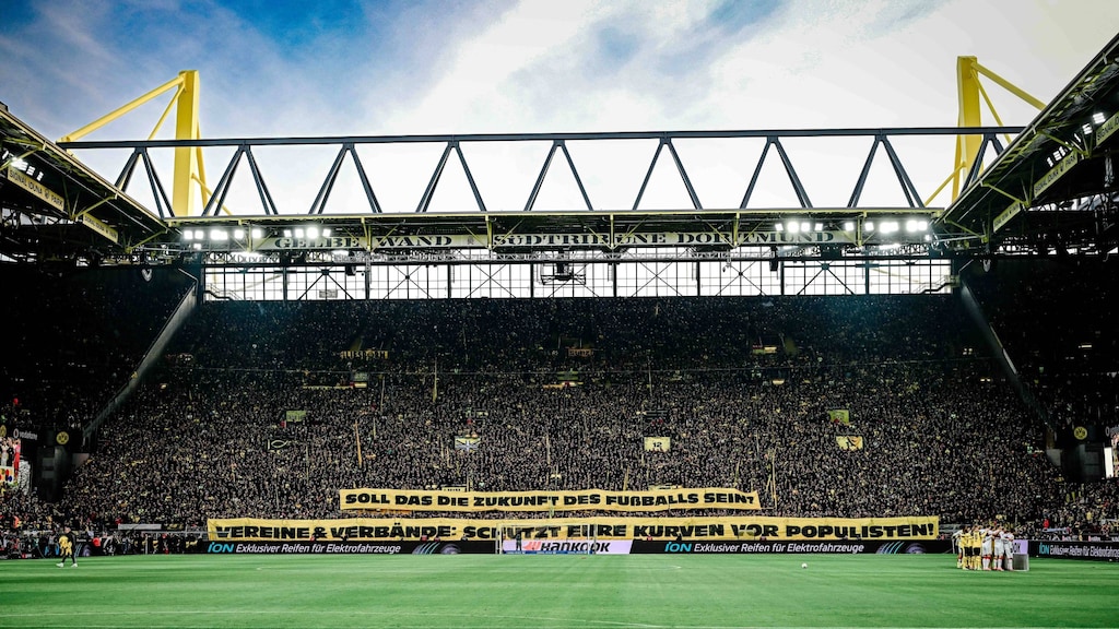 'Spookachtig stil': Duitse voetbalfans protesteren met stilte tegen veiligheidsmaatregelen