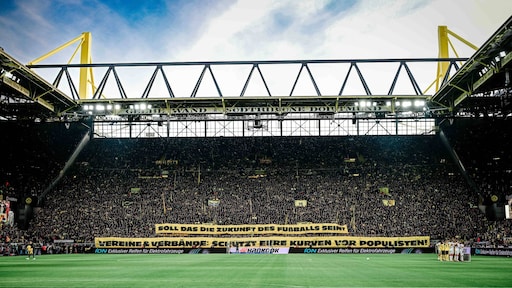 'Spookachtig stil': Duitse voetbalfans protesteren met stilte tegen veiligheidsmaatregelen
