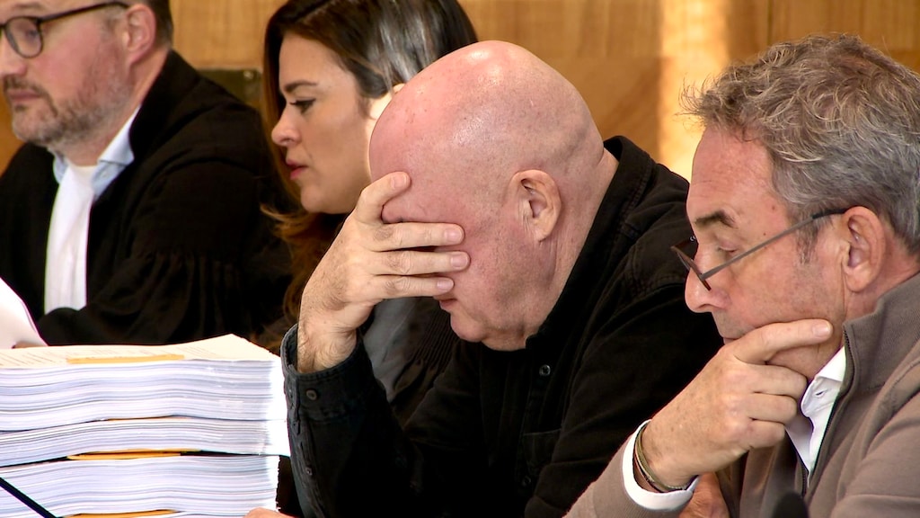 Van Laarhoven heeft het zichtbaar moeilijk tijdens de zitting.