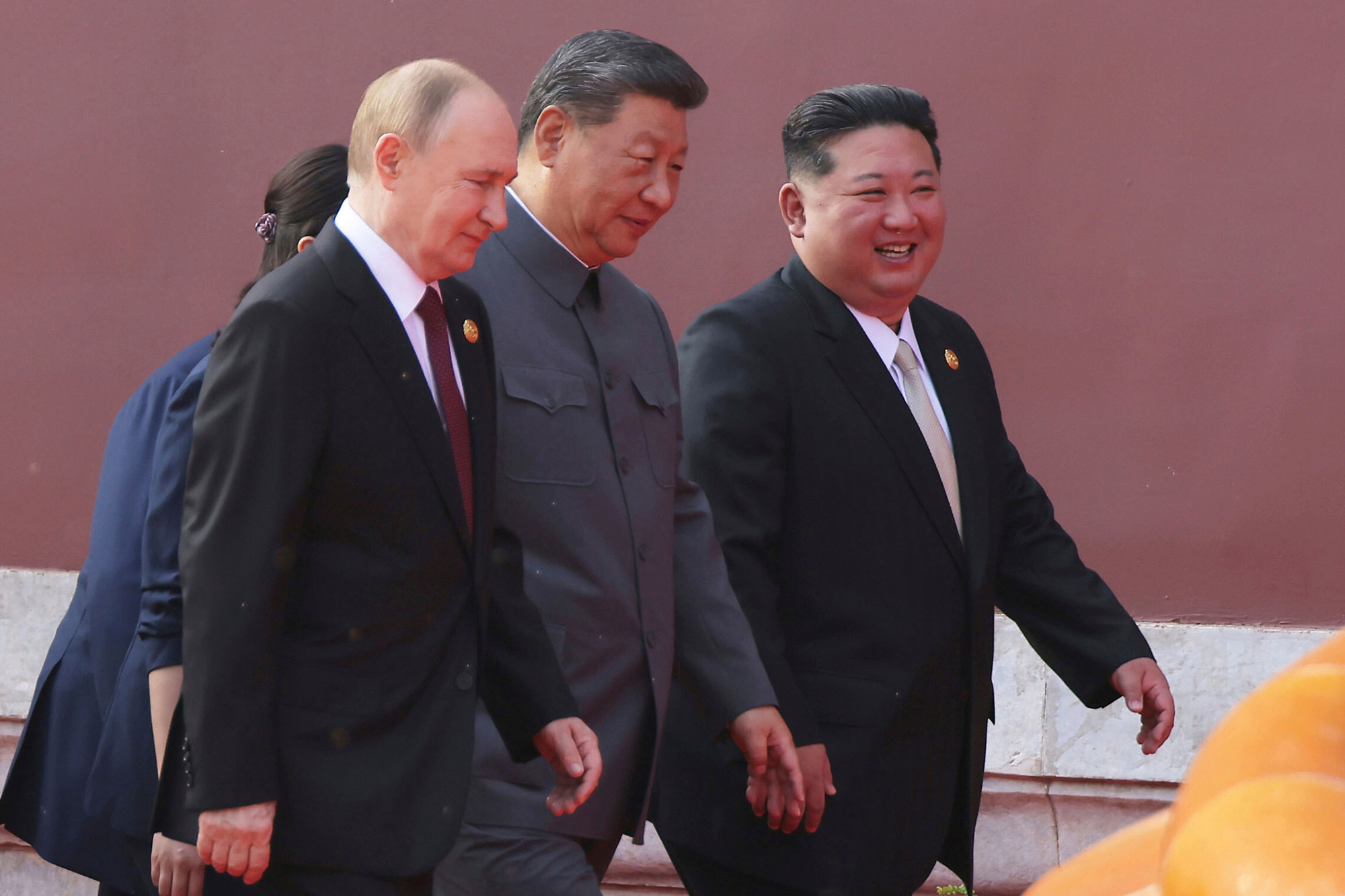 De Chinese president Xi Jinping eerder dit jaar met aan zijn zijde de Russische president Vladimir Poetin en de Noord-Koreaanse leider Kim Jong-un