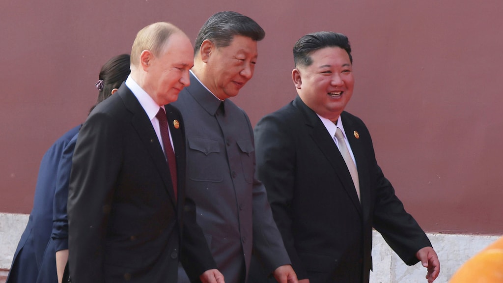 De Chinese president Xi Jinping eerder dit jaar met aan zijn zijde de Russische president Vladimir Poetin en de Noord-Koreaanse leider Kim Jong-un