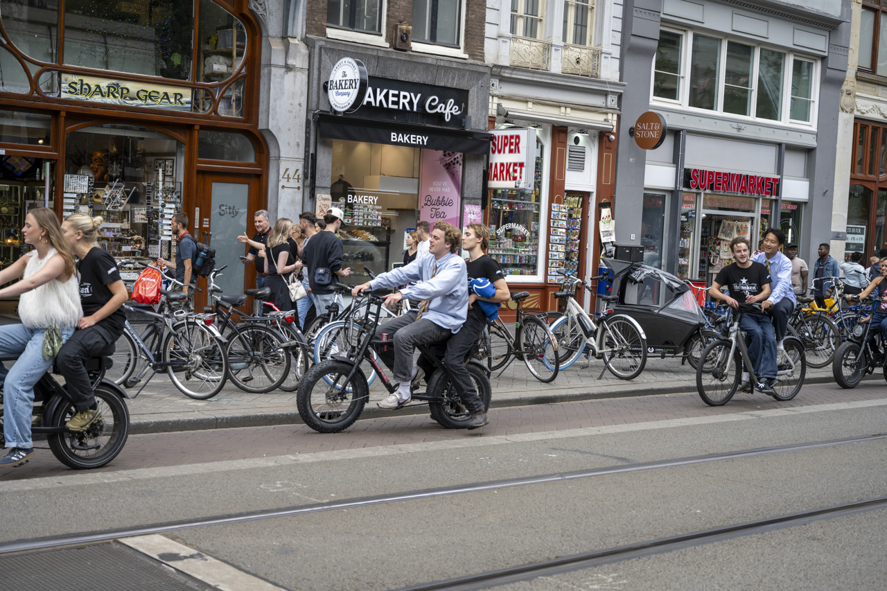 Reizen met auto, vliegtuig en e-bike in de lift