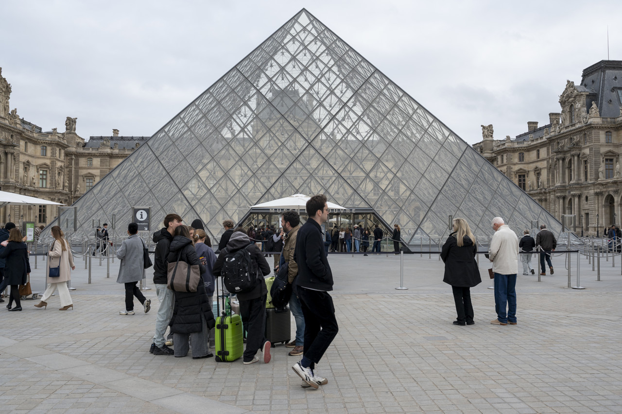 Vier nieuwe aanhoudingen rond juwelenroof Louvre, ook hoofdverdachte opgepakt