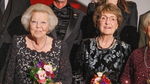 Prinsessen Beatrix en Margriet beleven avondje uit bij Nederlands Balletgala
