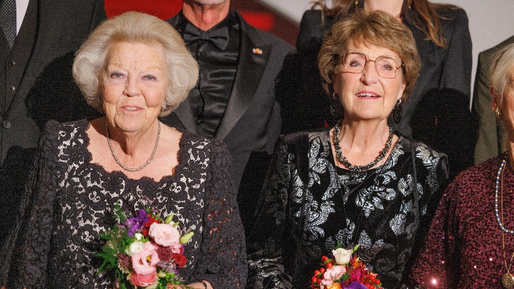 Prinsessen Beatrix en Margriet beleven avondje uit bij Nederlands Balletgala