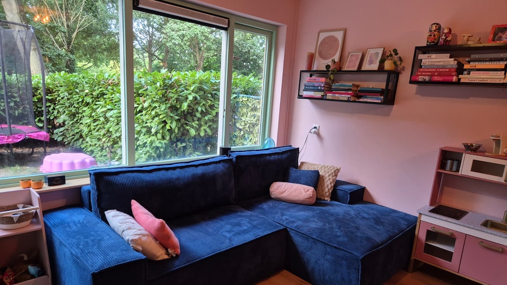 De zithoek, met daarachter een stukje van de tuin.