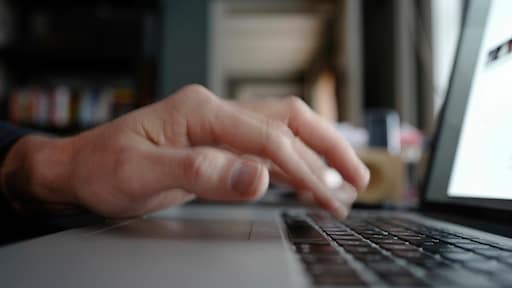 Jonge mensen overschatten hun vermogen om oplichting te herkennen