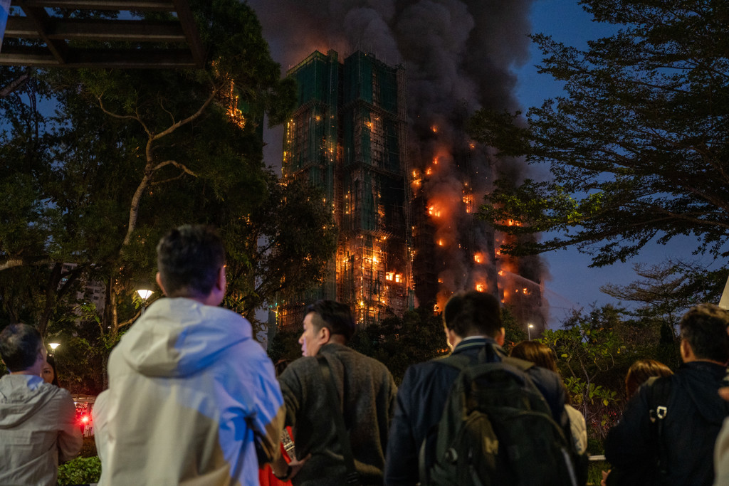 Ongeloof bij brandende woontorens in Hongkong: 'Ben er kapot van'