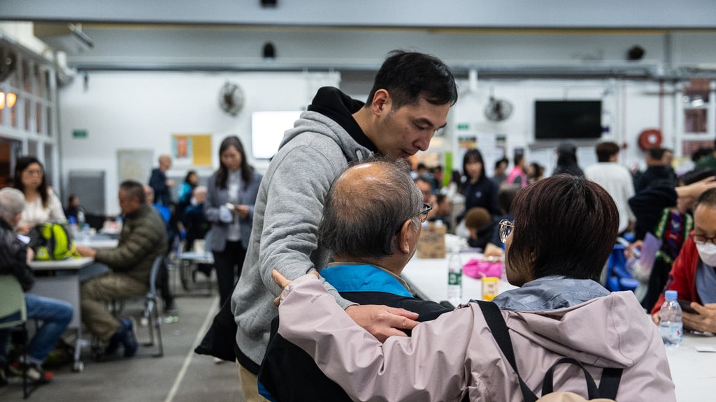Geëvacueerde bewoners zijn opgevangen, onder andere bij een school in de buurt.