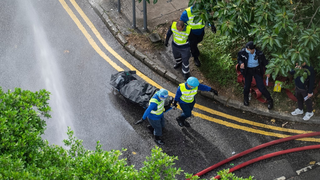 Lichamen vanuit de flats worden naar een mortuarium gebracht.
