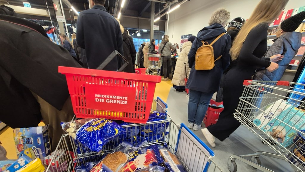 Wachtrij voor de kassa, bij aanbieding van taaipoppen.