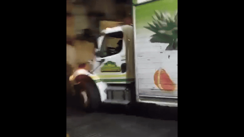 Mexicaanse vrachtwagen dendert van helling en slaat gat in woning