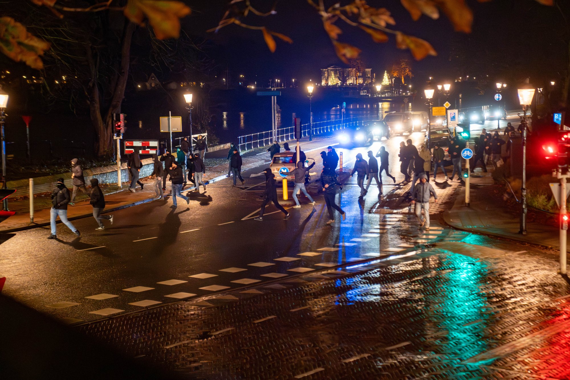 Fans en de politie waren op straat te zien na afloop van het duel.