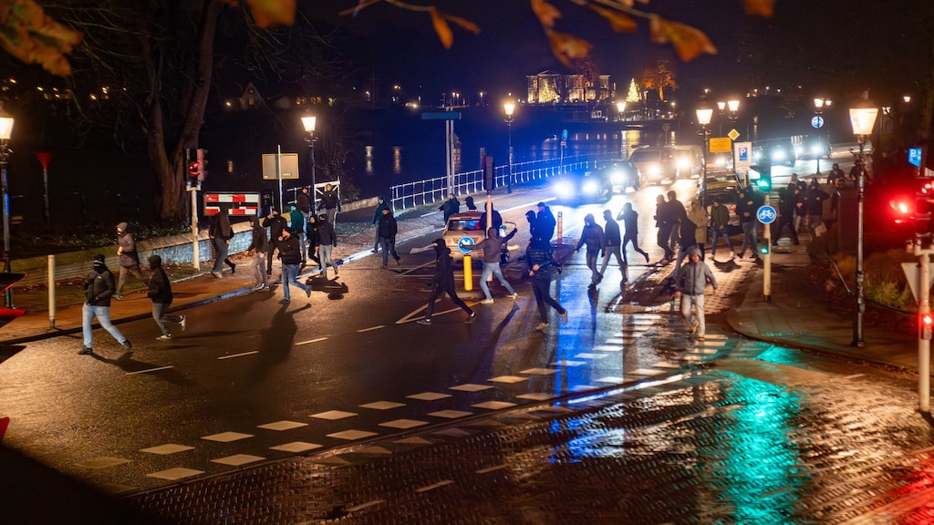 Fans en de politie waren op straat te zien na afloop van het duel.
