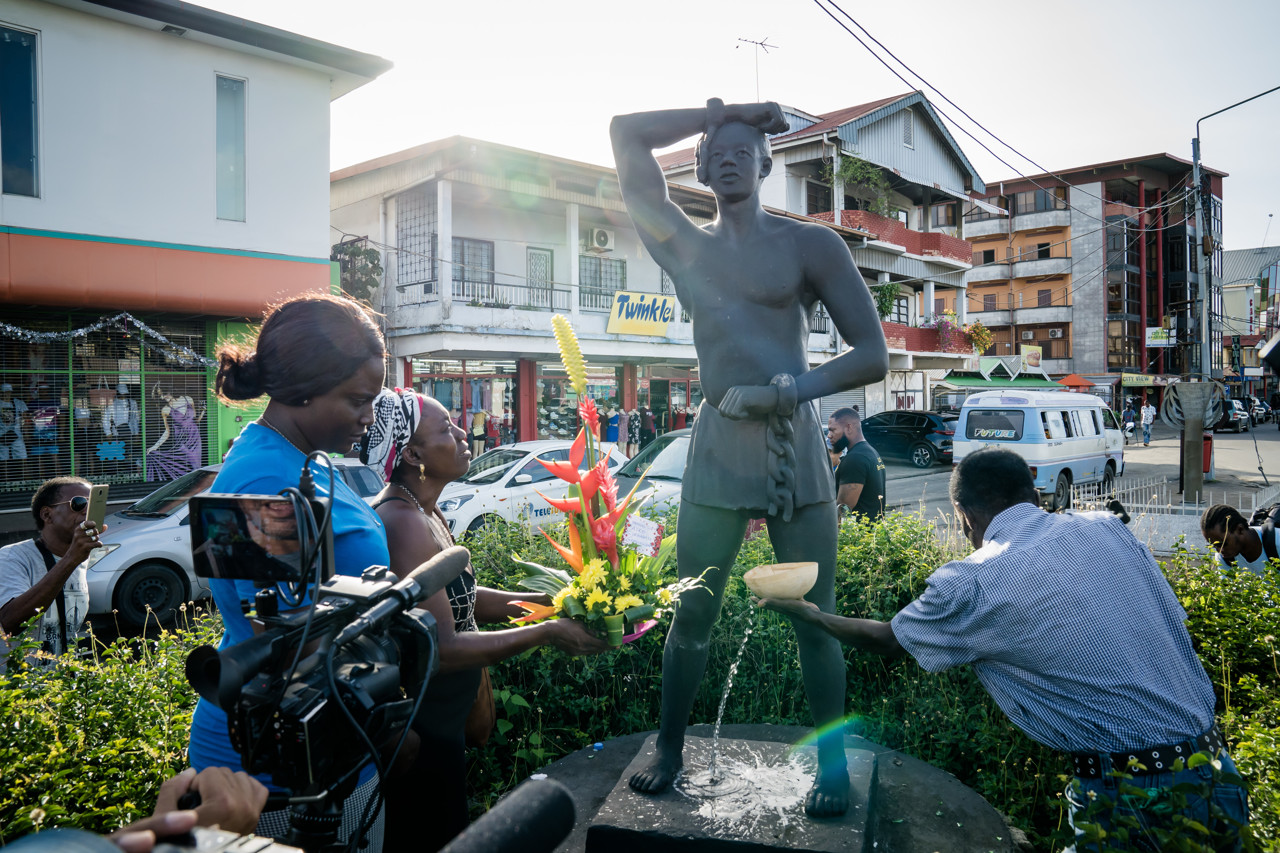 Prominente Surinamers eisen krans koning bij slavernijmonument