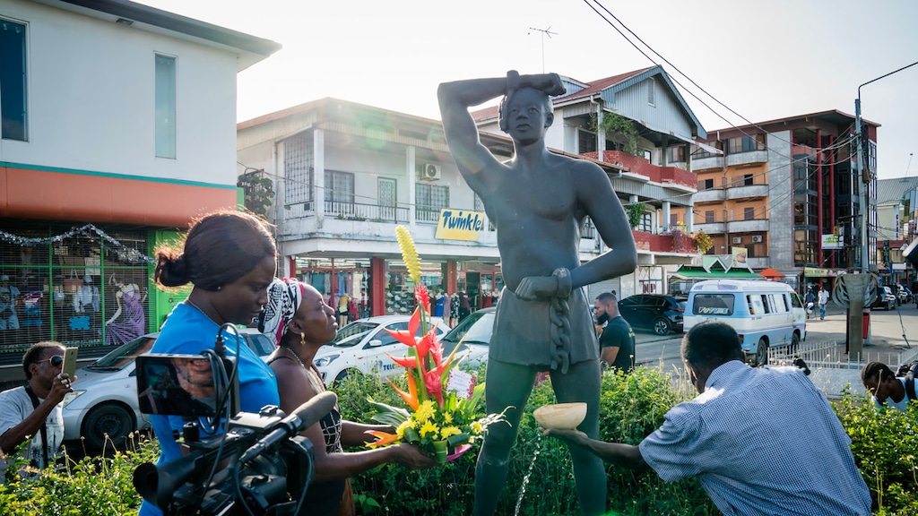 Prominente Surinamers eisen krans koning bij slavernijmonument