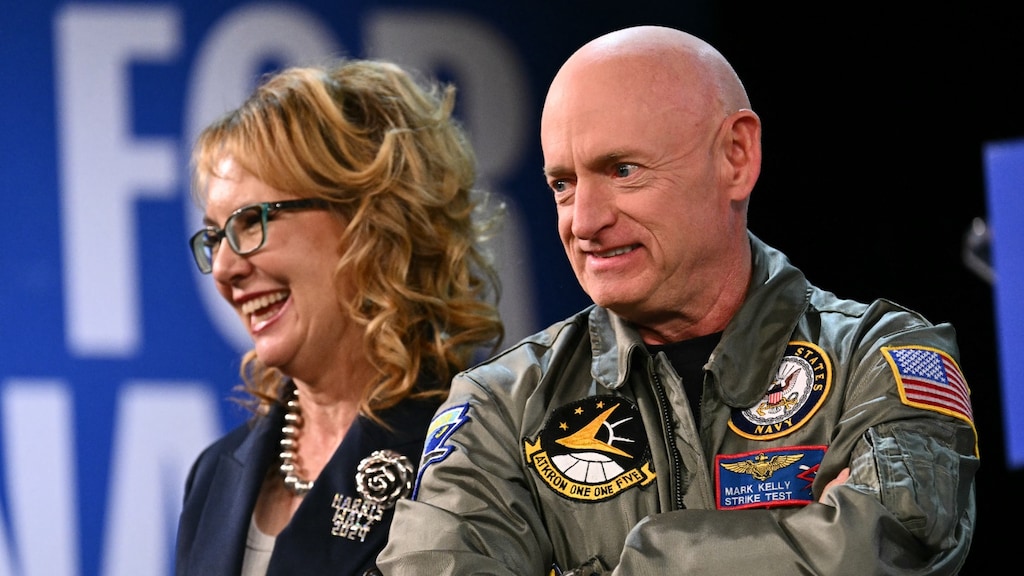 Mark Kelly met zijn vrouw.