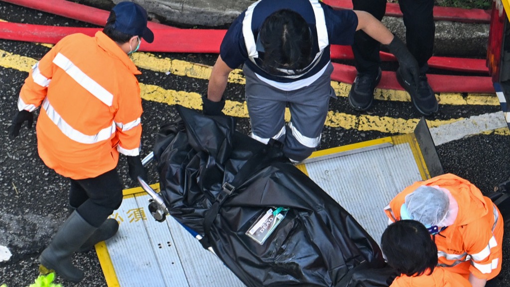 Politie gaat verbrande woontorens Hongkong binnen, dodental stijgt naar 128