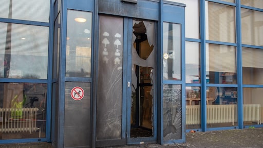 Vuurwerkexplosie bij gemeentehuis Oldambt, ingang niet begaanbaar