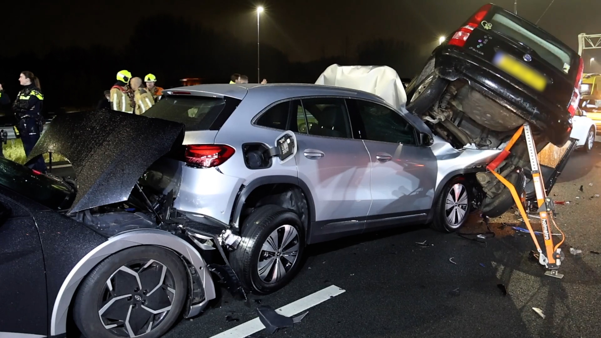 Zeker vijf mensen naar het ziekenhuis na ongelukken op de A4