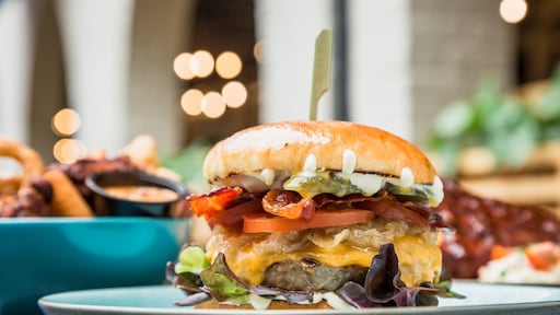 Ruzie over te koud eten escaleert: man mishandelt restaurantmedewerker