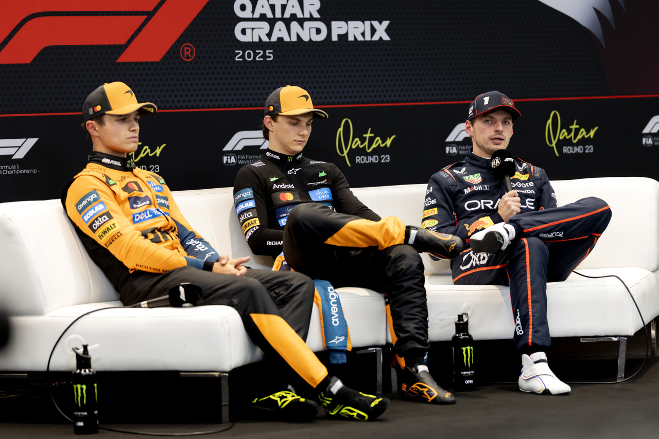 Norris (links), met naast hem Piastri en Verstappen.