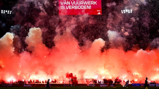Ajax-Groningen definitief gestaakt na vuurwerkacties harde kern