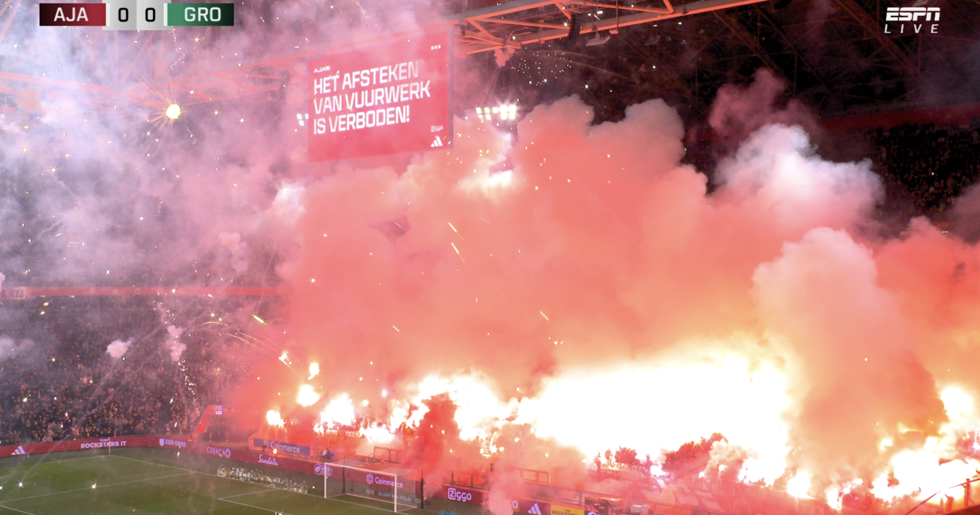 Ajax - Groningen voor tweede keer stilgelegd na vuurwerk