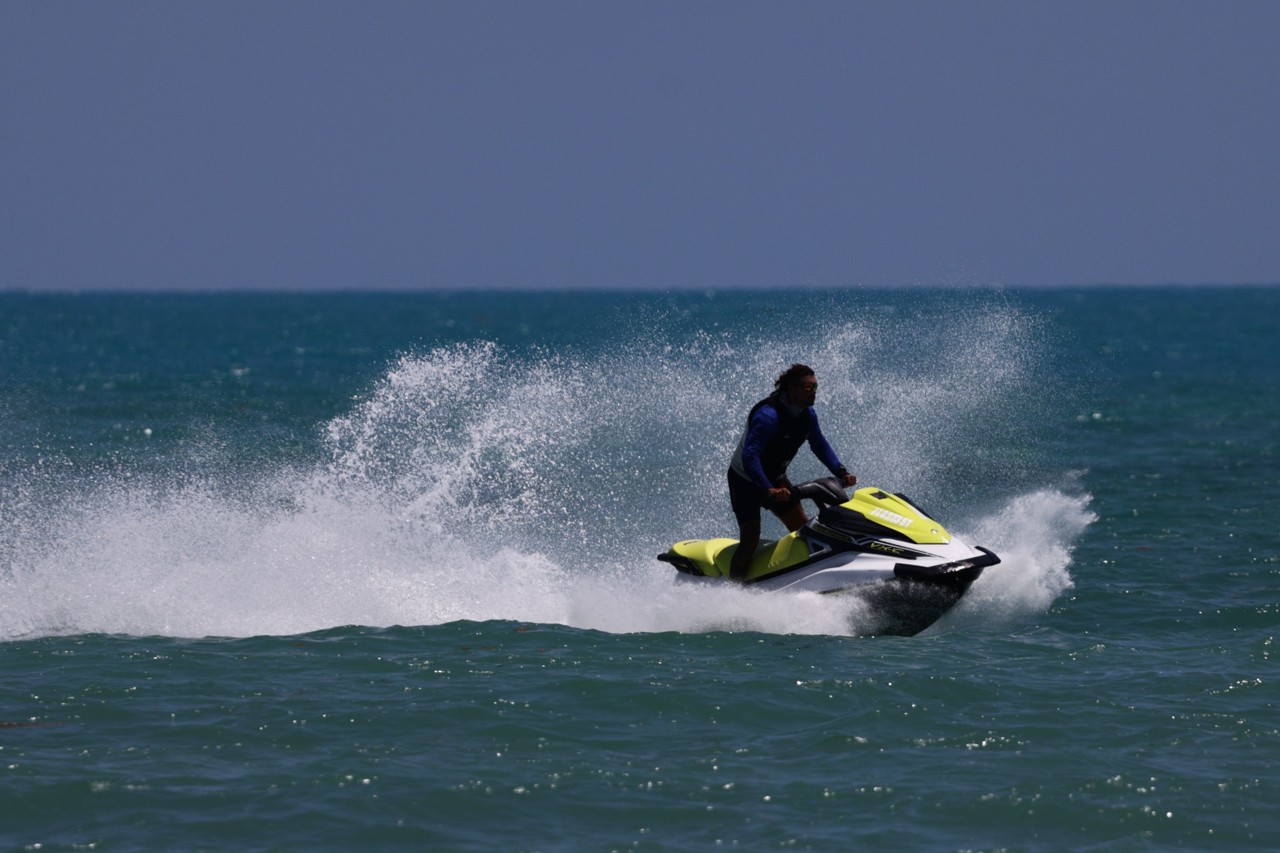 Man valt van jetski, zwemt acht uur in Caribische zee naar kust