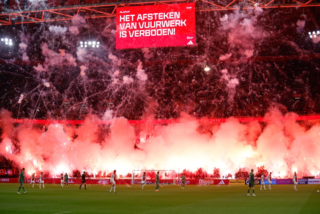 Ajaxdirecteur: groep hooligans drong met vuurwerk Arena binnen 'na forceren nooduitgang'
